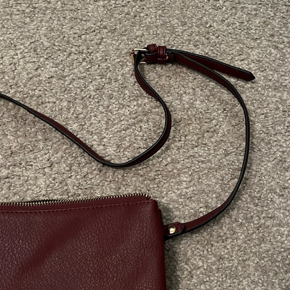 Wine colored crossbody purse. Circle design on outside. Good used condition - Picture 6 of 7